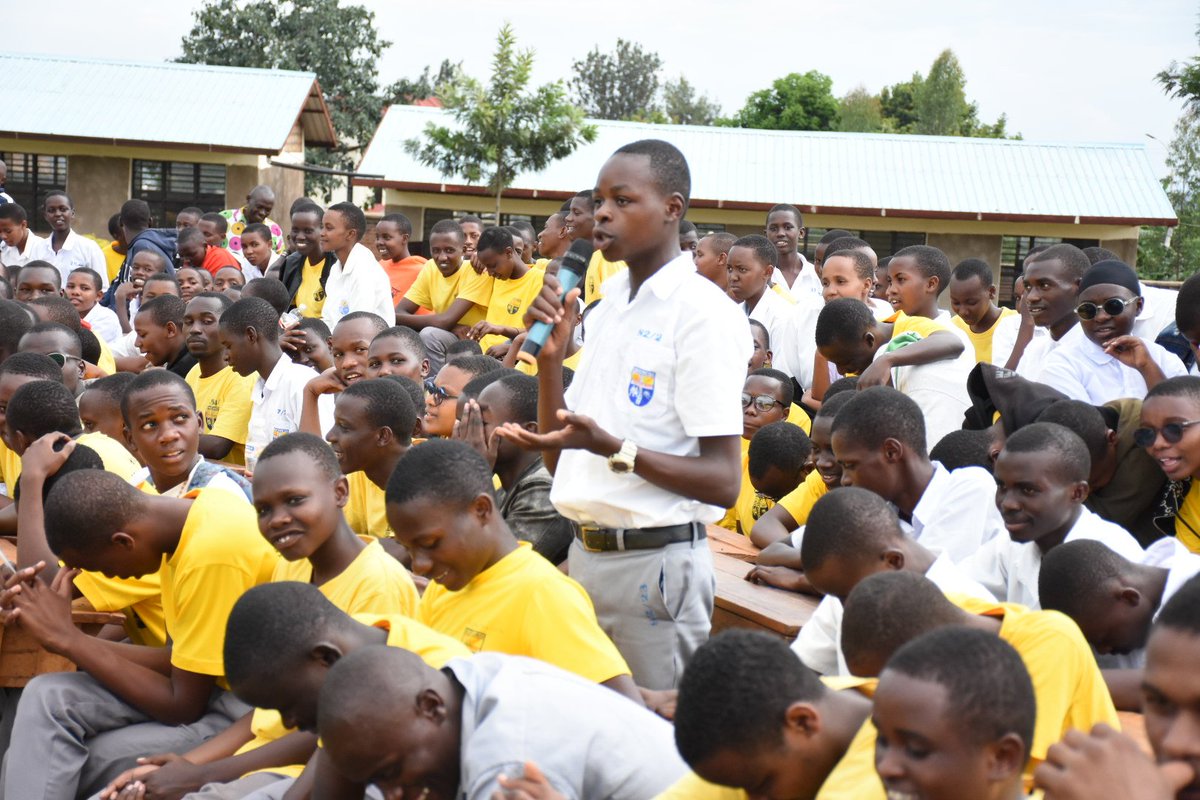 GatsiboDistrict's tweet photo. @Rwandapolice @RwandaLocalGov @RwandaGender @RwandaEast @RadioNyagatare @muhaziyacu @RIB_Rw @richardgasana @sekanyangeJL @MUKAMANAMarcel1 Asoza ubukangurambaga bw'iminsi 16 yahariwe kurwanya ihohoterwa rishingiye ku gitsina , Umuyobozi w'Akarere ka Gatsibo @richardgasana yasabye urubyiruko rw'abanyeshuri basaga 1000 kugira amahitamo meza y'ejo hazaza h'ubuzima bwabo @RwandaLocalGov @RwandaEast https://t.co/gd2WVatqGS
