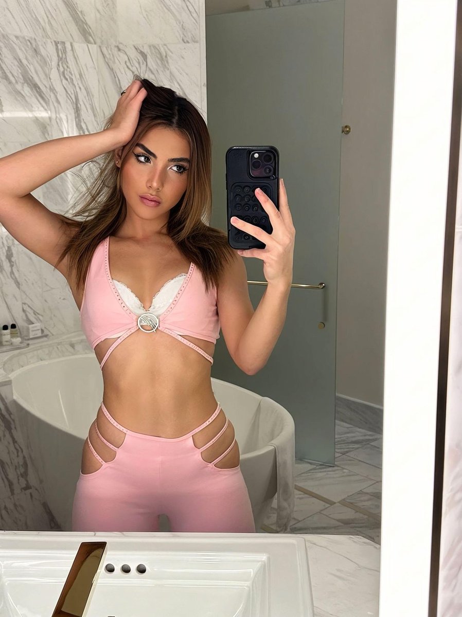 proAddictedd's tweet photo. I can't help but blush when I read all your cute DMs telling me how much you miss your cute villain mistress 🥺
.
.
.
Do you miss me too mister hero ?? Do you crave attention again ? 🤭😈 https://t.co/BmlMX6NexL
