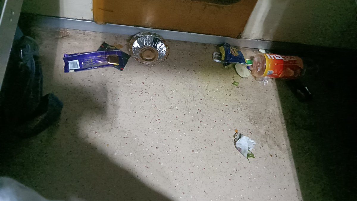 sushantr17's tweet photo. This is the reality of Swachh Bharat Abhiyan in Indian railway Train no 03226 Ac Coach B1 @AshwiniVaishnaw @indianrail @Central_Railway Please do the needful https://t.co/o7xBdOWJNy