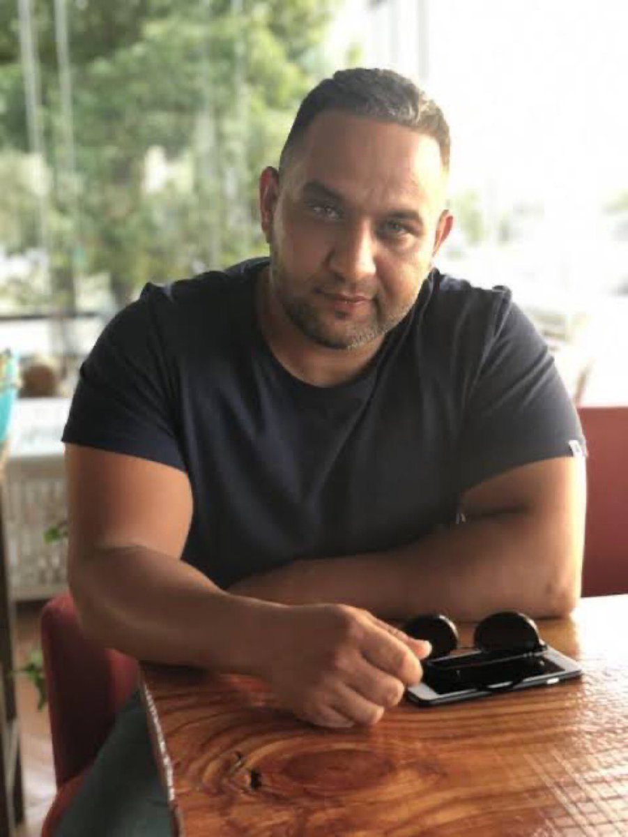 Bu ülke güçlü, sözü geçen, vatandaşına kıymet veren bir ülkeyse… Fotoğraftaki yurttaşımızı öldürüp kaçan, Somali Cumhurbaşkanı’nın katil oğlunu getirtip adalete teslim eder. Garibanın, yoksulun, halkın tanıdığı, nüfuzu yoksa adalet önünde de yok mu sayılacak? Hangi siyasi