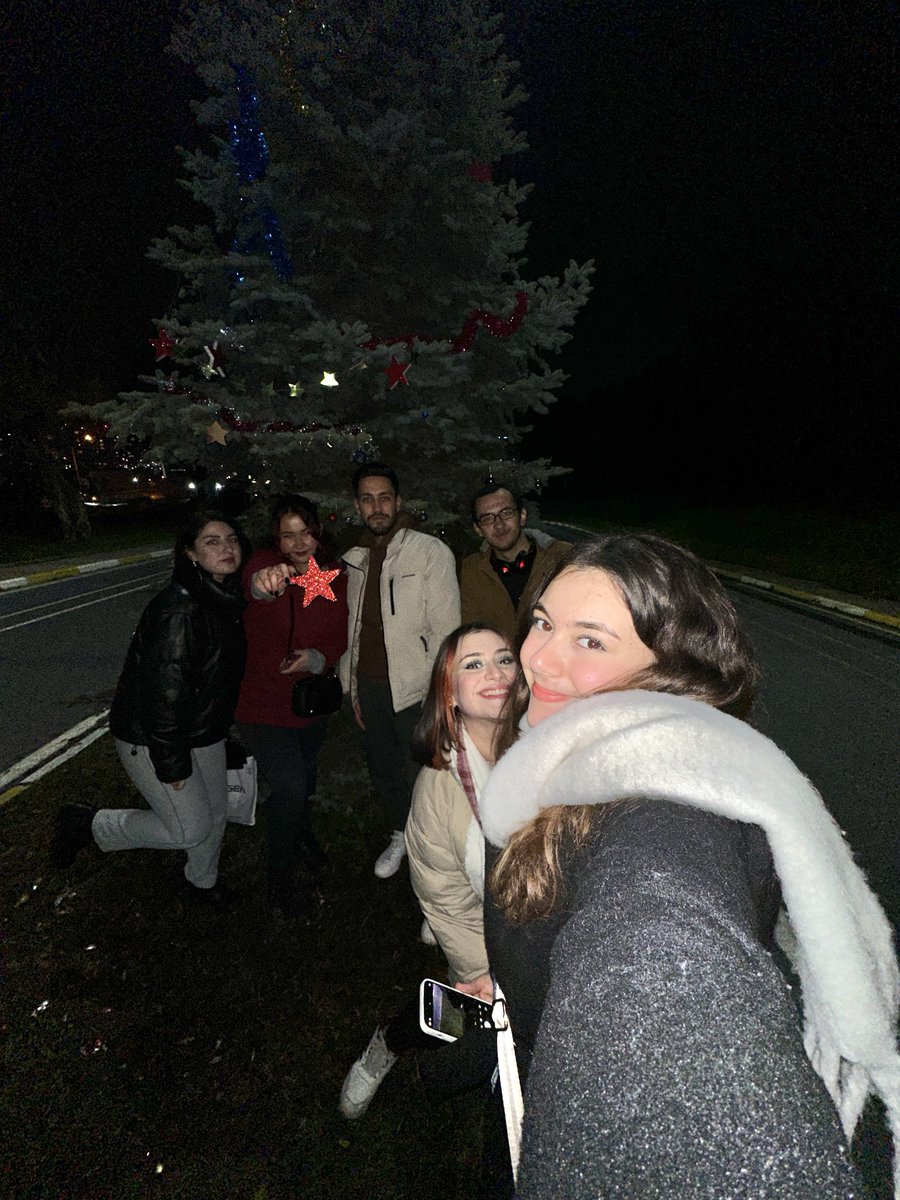 sherocksi's tweet photo. Nöbetteyiz 🎄  #YıldızlıAğaç https://t.co/CDA4s69YAA