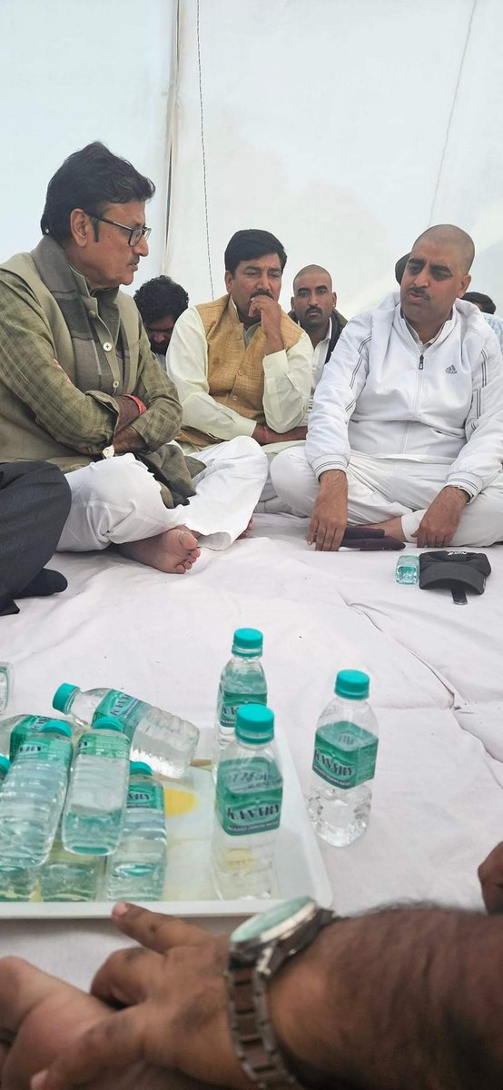 ChetanAmohan's tweet photo. गोगामेड़ी ग्राम पहुंच परिजनो से मिले और सुखदेव सिंह जी के भाई श्रवण सिंह जी को भरोसा दिलाया के हम सदैव आपके साथ है! https://t.co/fIDi5pQwRB