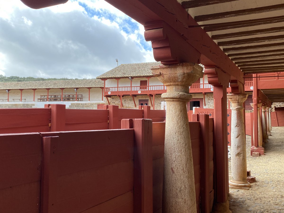 GeografiaH's tweet photo. #Pulvino en #LasVirtudes #SantaCruzdeMudela, #CiudadReal Es una pieza ornamental cilíndrica decorada con hojas lanceoladas, ubicada en los elementos funerarios de grandes funcionarios del estado romano o grandes militares. Se cree que forma parte de la ciudad romana #AdTurres https://t.co/XqwevixSwU