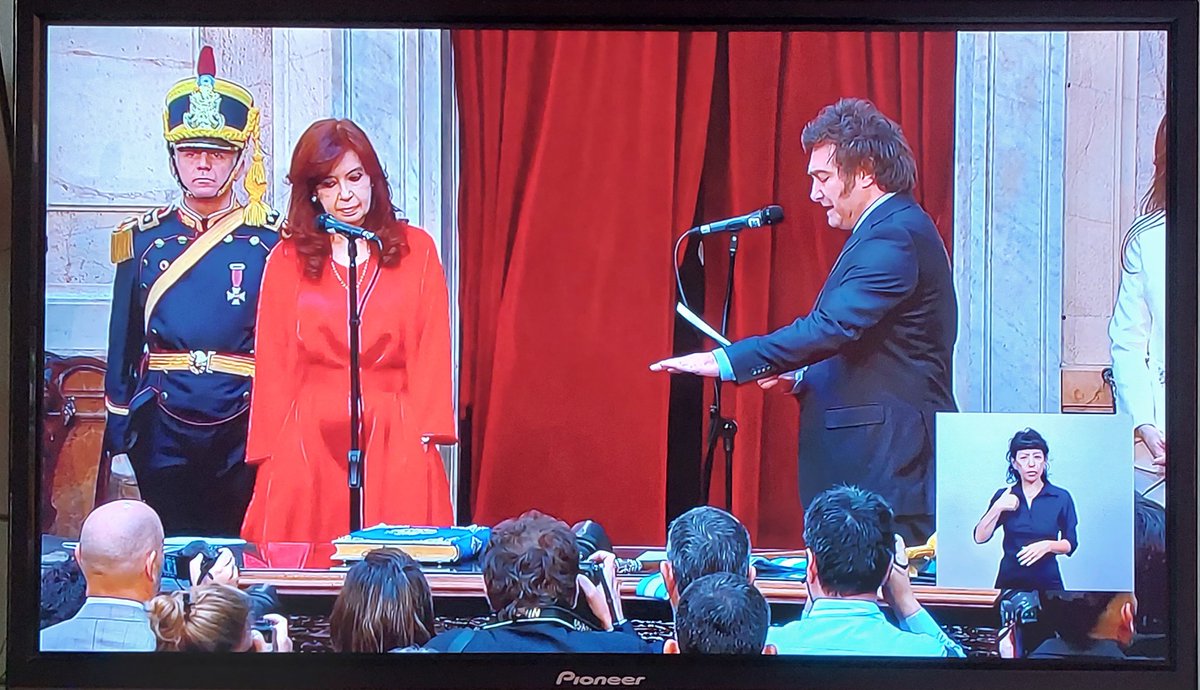 Nuevo presidente, muchas expectativas en la gente..esperemos nos vaya bien! #MileiPresidente