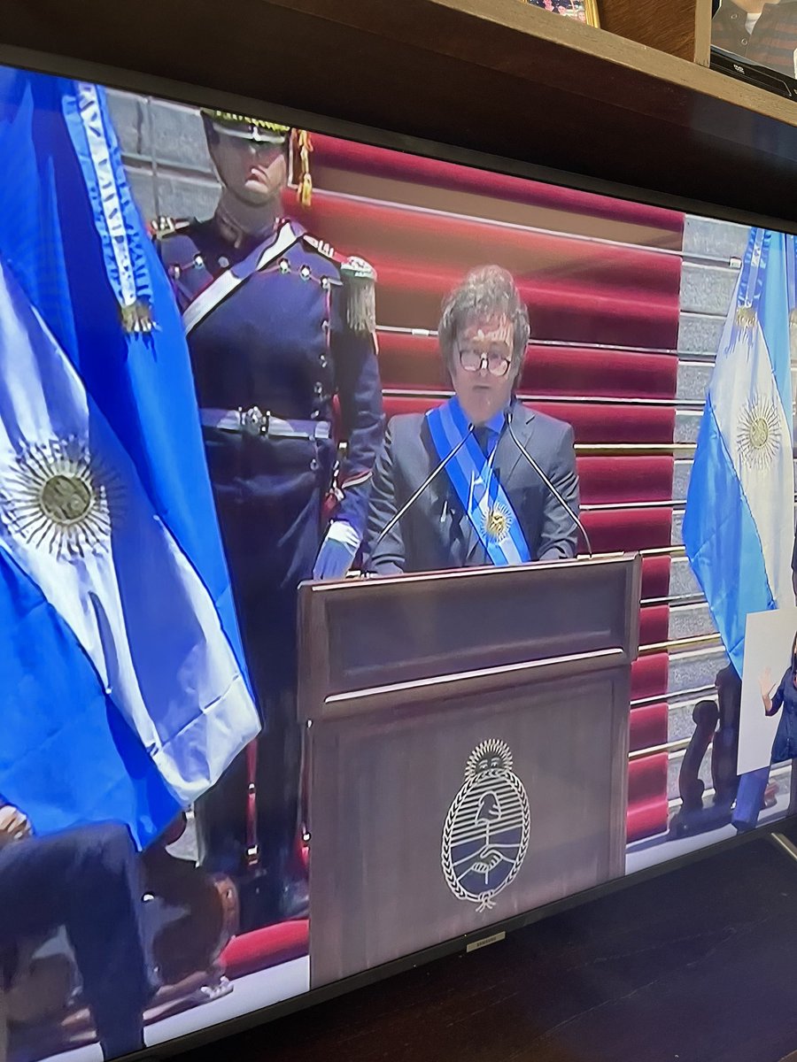 “No hay plata”
“Nos han arruinado la vida”
“No hay alternativa al ajuste”
“El que las hace las paga”
“El ajuste va a caer sobre el Estado”
“Como decía Roca, Sarmiento..”
“El que corta, no cobra” 
“Nos dejaron plantada una inflación de 15 mil por ciento anual”

“Se acabó con el
