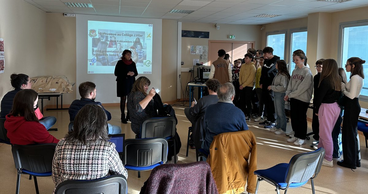 svtfrappier's tweet photo. Un moment important dans le projet ´mare ´ avec EURIAL, la branche Lait d’Agrial Gabriel Jardin pour nos élèves du collège Jean vilar @acpoitiers @DSDEN79  Echanges autour de l’EDD entre entreprise et collège. Une belle prestation orale de nos élèves . #parcourscitoyen #edd https://t.co/z4cESvel8B