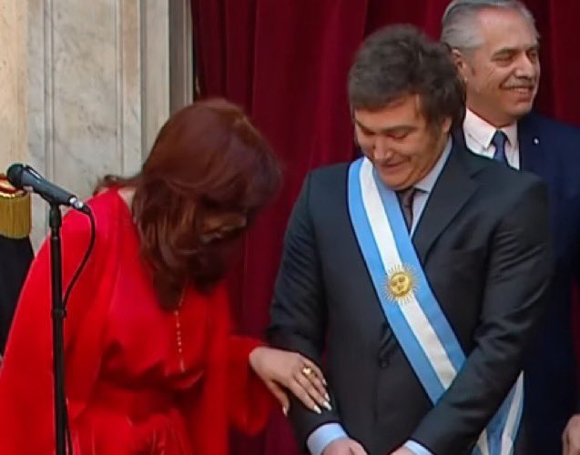 YoDemocracia's tweet photo. - CFK: ¿Qué tengo que hacer para no ir presa?
- MILEI: https://t.co/hDpyRxylSD