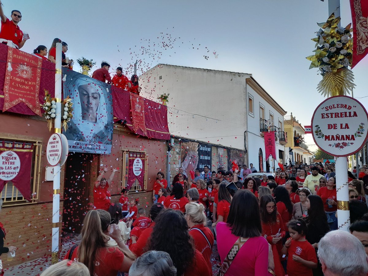 🎉 El bullicio del pasacalles soleano con la <a href="/BandadelRosario/">𝐁.𝐌. 𝐃𝐄𝐋 𝐑𝐎𝐒𝐀𝐑𝐈𝐎</a> es recibido con tracas, palmas y papeles de colores por los vecinos de Huévar. ¡Viva la Marea Roja!

#SoledadPuertaDelCielo