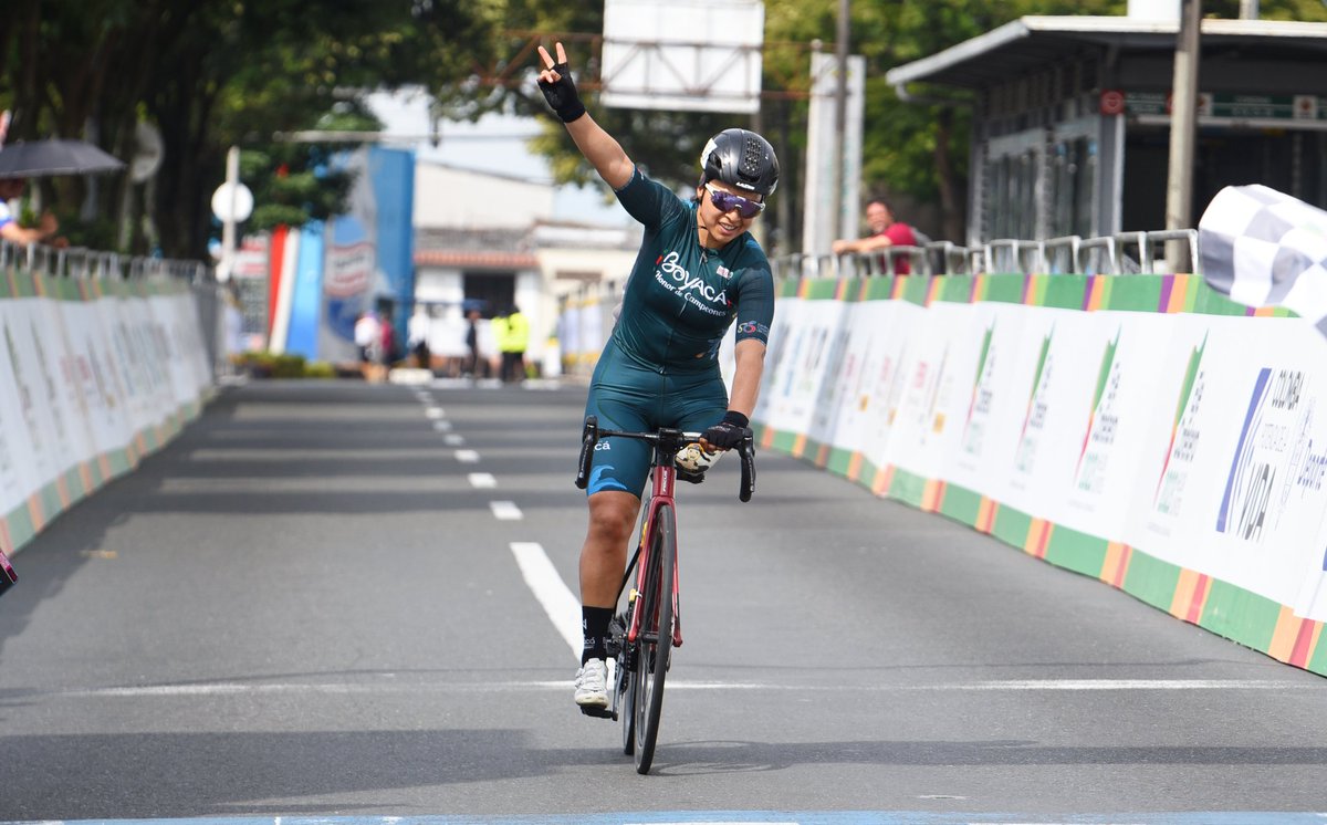 RamiroBarraganA's tweet photo. ¡Ella es la reina, no cabe duda🥳!

Felicitaciones Carolina Munévar, hoy se cuelga el sexto oro en los Juegos Paranacionales.

Es nuestra máxima medallista 🥇, seis pruebas y seis oros en paracycling, qué orgullo tan grande.

Con el corazón lleno de emoción ondeamos la bandera de nuestra tierra, gracias por esta alegría 💚💚💚