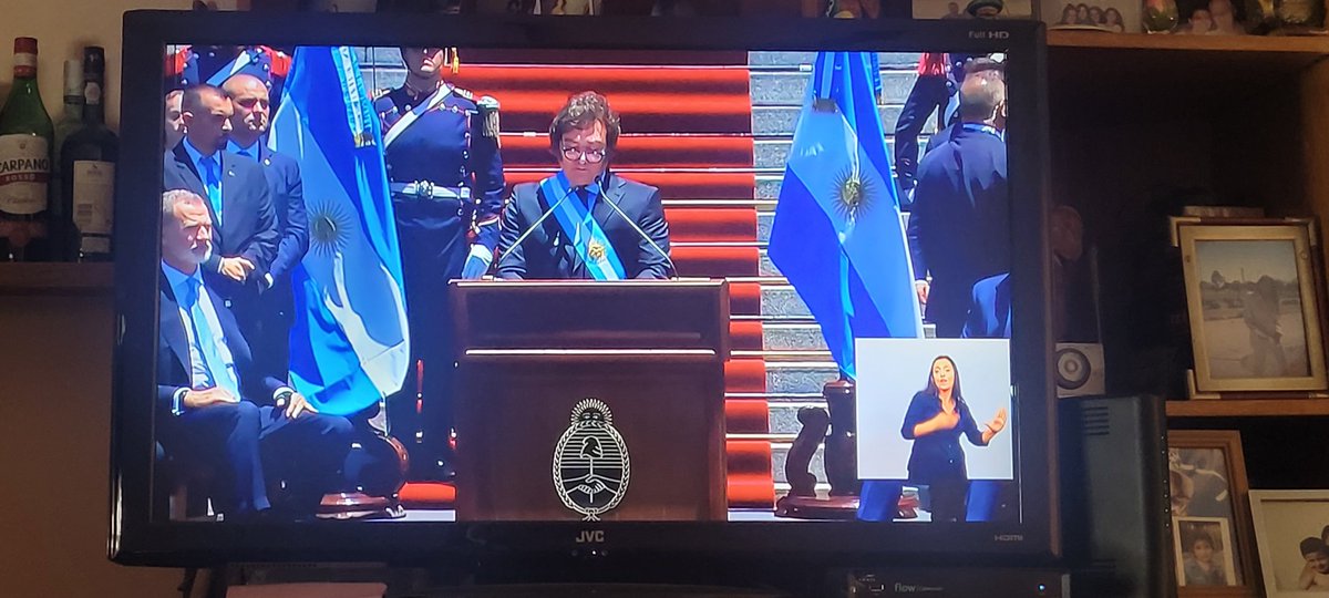Pobrísimo discurso " fundacional" de Javier Milei. Vaguedades en lugar de propuestas concretas;  revoleo de estadísticas sin ton ni son; referencias escatológicas y disgnósticos catastrofistas (un país sumido en un baño de sangre) y algunos asombrosos descubrimientos: la