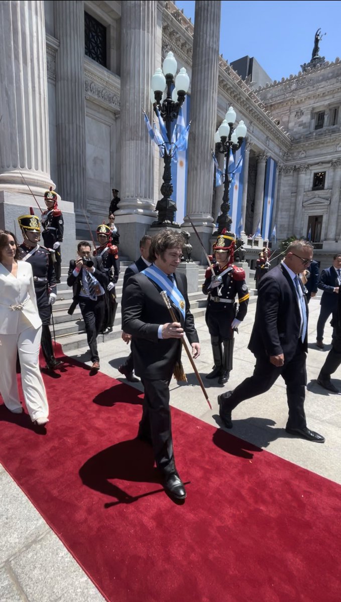 Javier Milei, primer presidente en la historia que hizo campaña contando la verdad, que llega al gobierno siendo sincero y que da su primer discurso mirando a la gente y de espaldas a la política.