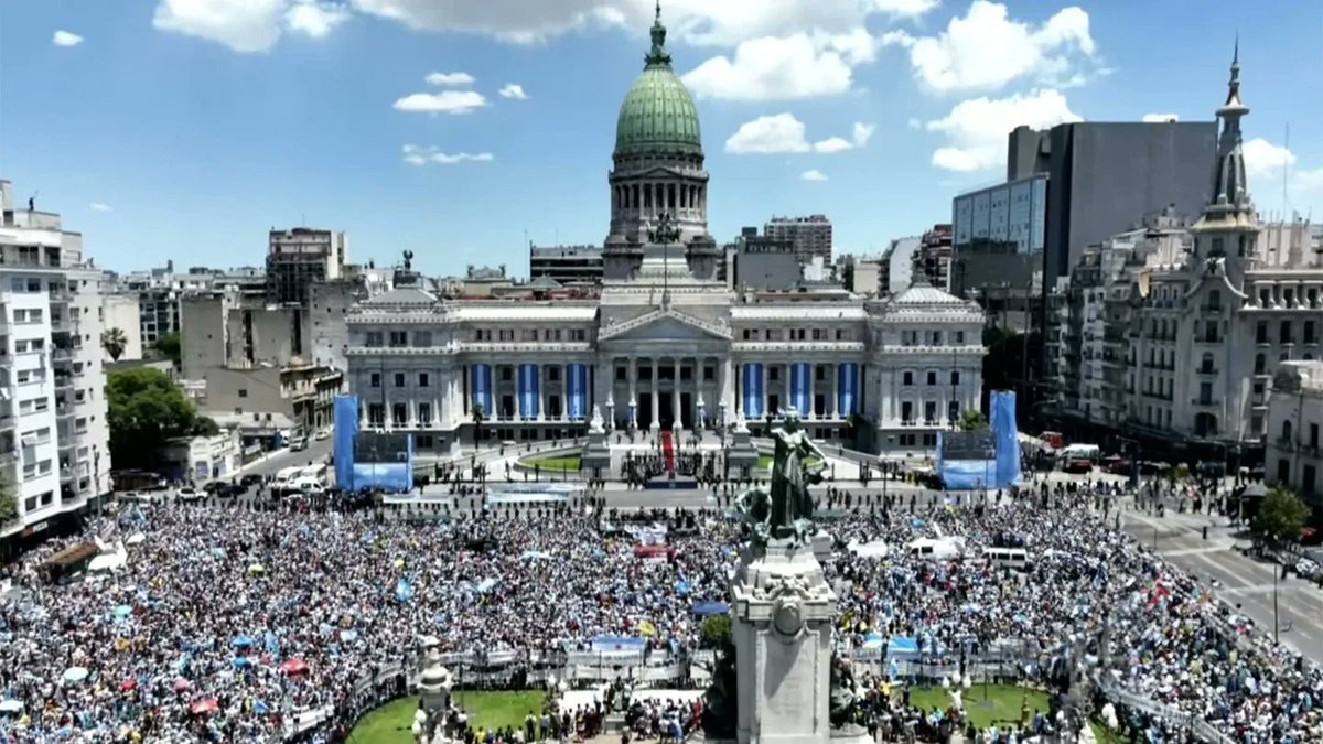 adrian_m_pavan's tweet photo. Que el presidente y sus funcionarios cumplan con su mandato, el resto lo hacemos nosotros. Argentina se levanta con esta gente, con la creatividad, el esfuerzo y la ganas de un pueblo que recuperó la esperanza.Cualquier obstáculo vamos a superar. #MileiPresidente 
Foto: @infobae https://t.co/iDC5rLApVB