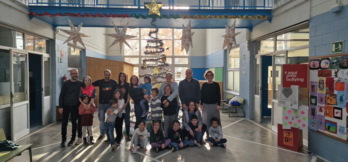 De ben segur que ho heu endevinat, a que sí?Ja tenim arbre de Nadal al passadís!Però necessitem l'ajuda dels infants per acabar de guarnir-lo, porteu les vostres creacions a partir de demà a l'escola. Moltes gràcies a totes les famílies que han participat un altre any.