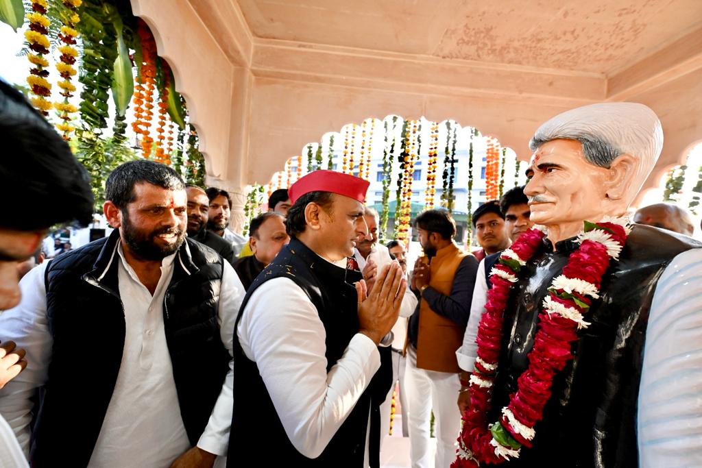 अखिलेश यादव ने फिरोजाबाद में पूर्व एमएलसी डॉ दिलीप यादव के पिता स्वर्गीय फूल सिंह की प्रतिमा के अनावरण कार्यक्रम में शमिल हुए।

#Firozabad #AkhileshYadav #SamajwadiParty
