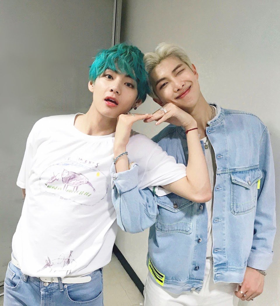 TaquitoOT7's tweet photo. Nam y tae vuelvan sanos y con bien🫂🥹❤️
Literal estoy llorando por este momento pero mientras más rápido pase todo esto, ustedes y los demás volverán con nosotros ✨
#BTSV #BTSNAM #KimTaehyung #kimNamjoon https://t.co/LTtNSCrohL