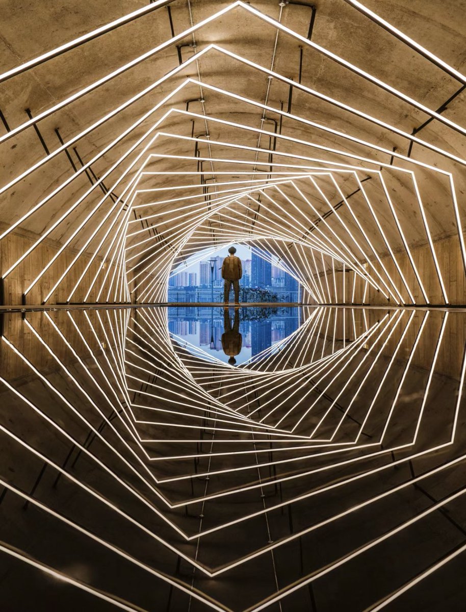 Emilylighting88's tweet image. Bridge time tunnel, 3000K color temperature linear light design, light and water surface reflection light, the effect is amazing.#outdoorlighting  #ledlinearlight