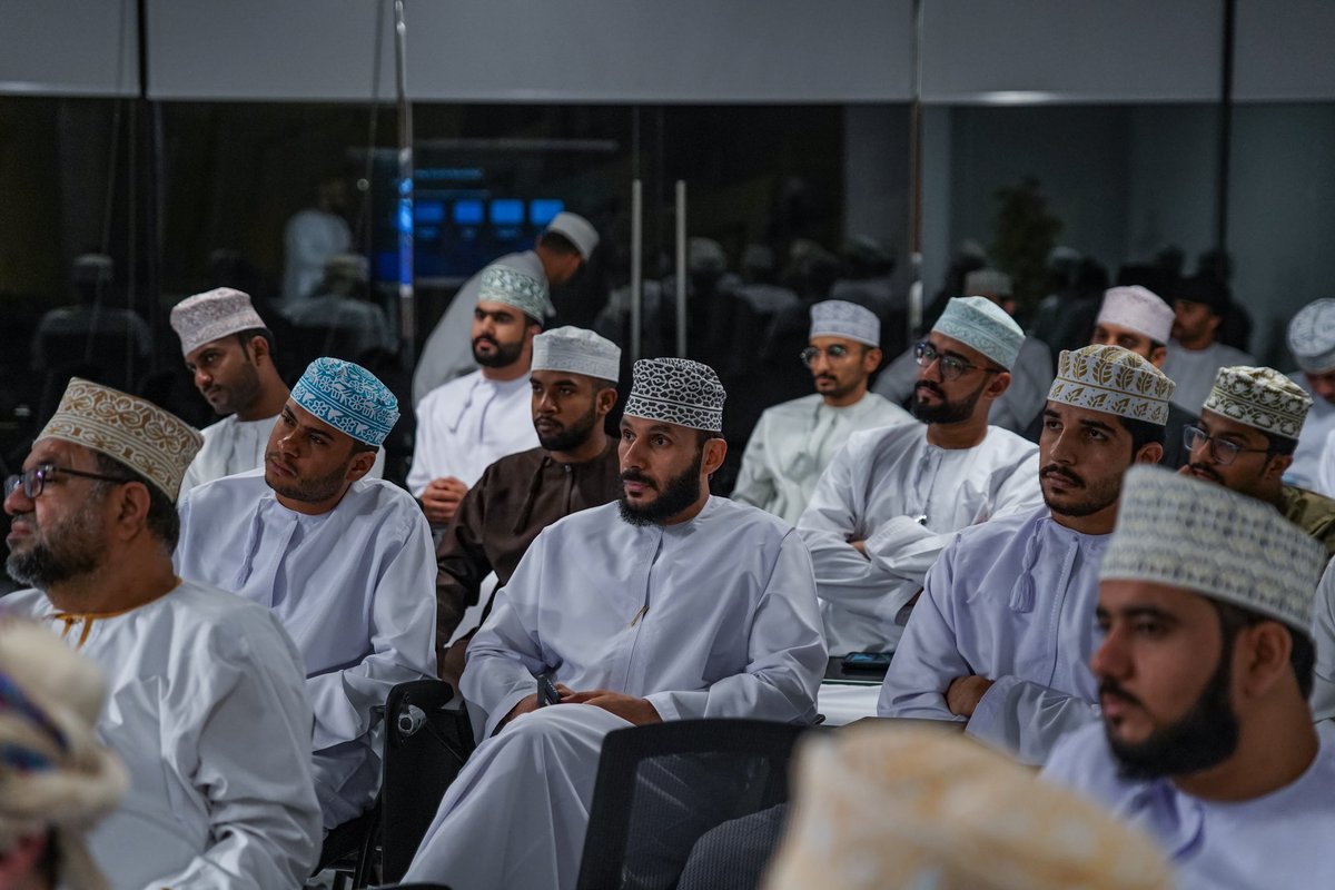 abdullausef's tweet photo. بفضل الله قدمت ورشتي الأولى المجانية التي كانت بعنوان التكيّف مع الذكاء الاصطناعي: استراتيجيات وتطبيقات وبحضور ٦٠ شخص في #مركز_الشباب بمحافظة مسقط

ورشة استمتعت جدًا بتقديمها بحضور أصدقائي وزملائي، شكري لهم على دعمهم الدائم لي

والقادم أجمل بحول الله #aski91bd https://t.co/8QCafezXa4