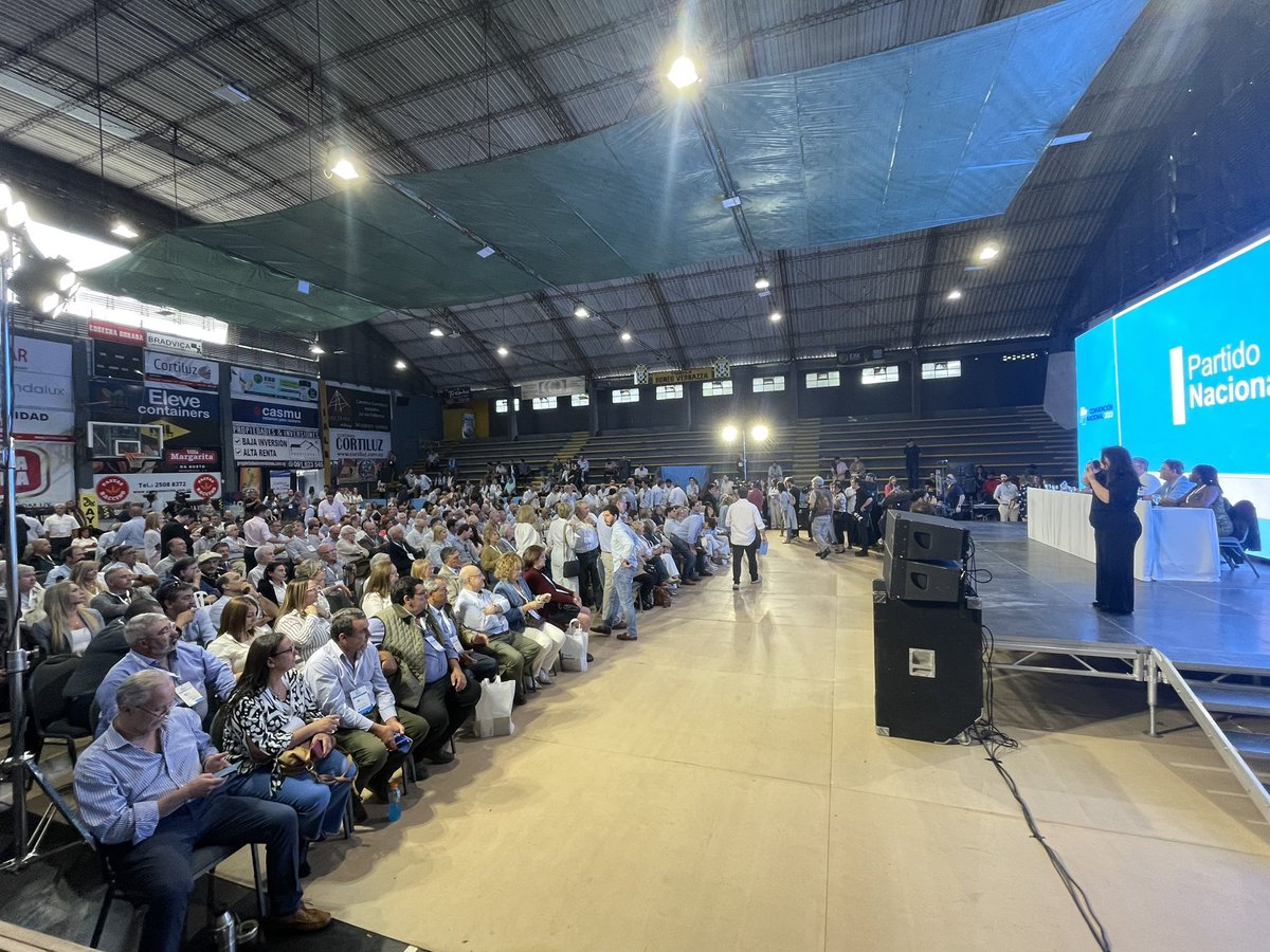 Alborada404's tweet photo. Convención Nacional del @PNACIONAL.

Linda instancia para finalizar y hacer un balance de todo lo que se ha hecho durante el 2023. Es el puntapié inicial para emprender un nuevo camino al próximo año electoral. 

¡Viva el Partido Nacional! https://t.co/qvzK3cnYSS
