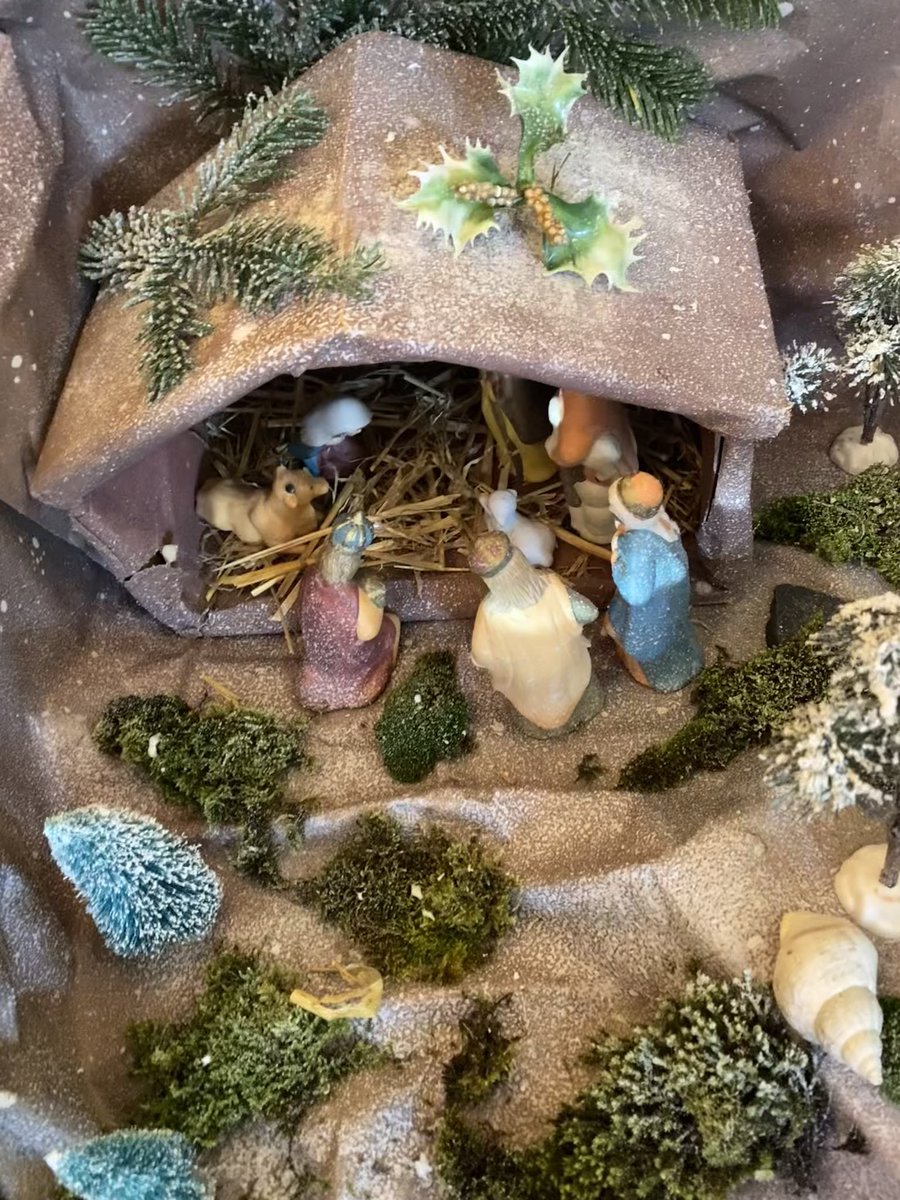 j’ai évangélisé mes parents, on a fait une crèche 🙈🙈🙈