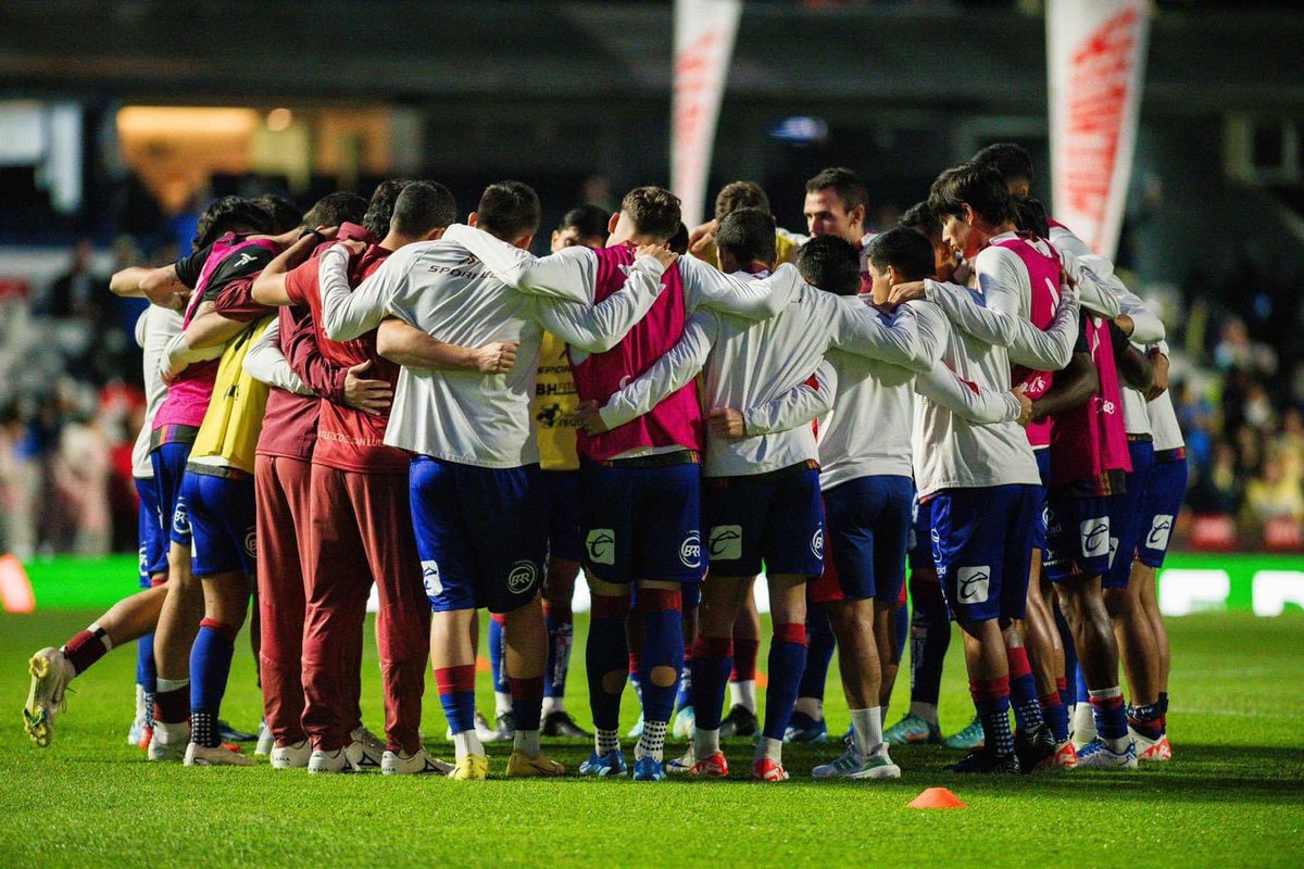 EfreenMS's tweet photo. ORGULLOSO DE ESTE EQUIPO DE CABRONES QUE CON TODO Y TODO AYER PLANTARON CARA, UNA MALA NOCHE LA TENEMOS TODOS, NO GANARON LA ELIMINATORIA PERO SI TODA MI ADMIRACIÓN Y RESPETO. QUE VIVA EL @AtletideSanLuis HIJOS DE LAS ENCHILADAS 💙💛❤️ https://t.co/SL5aJpcOGt