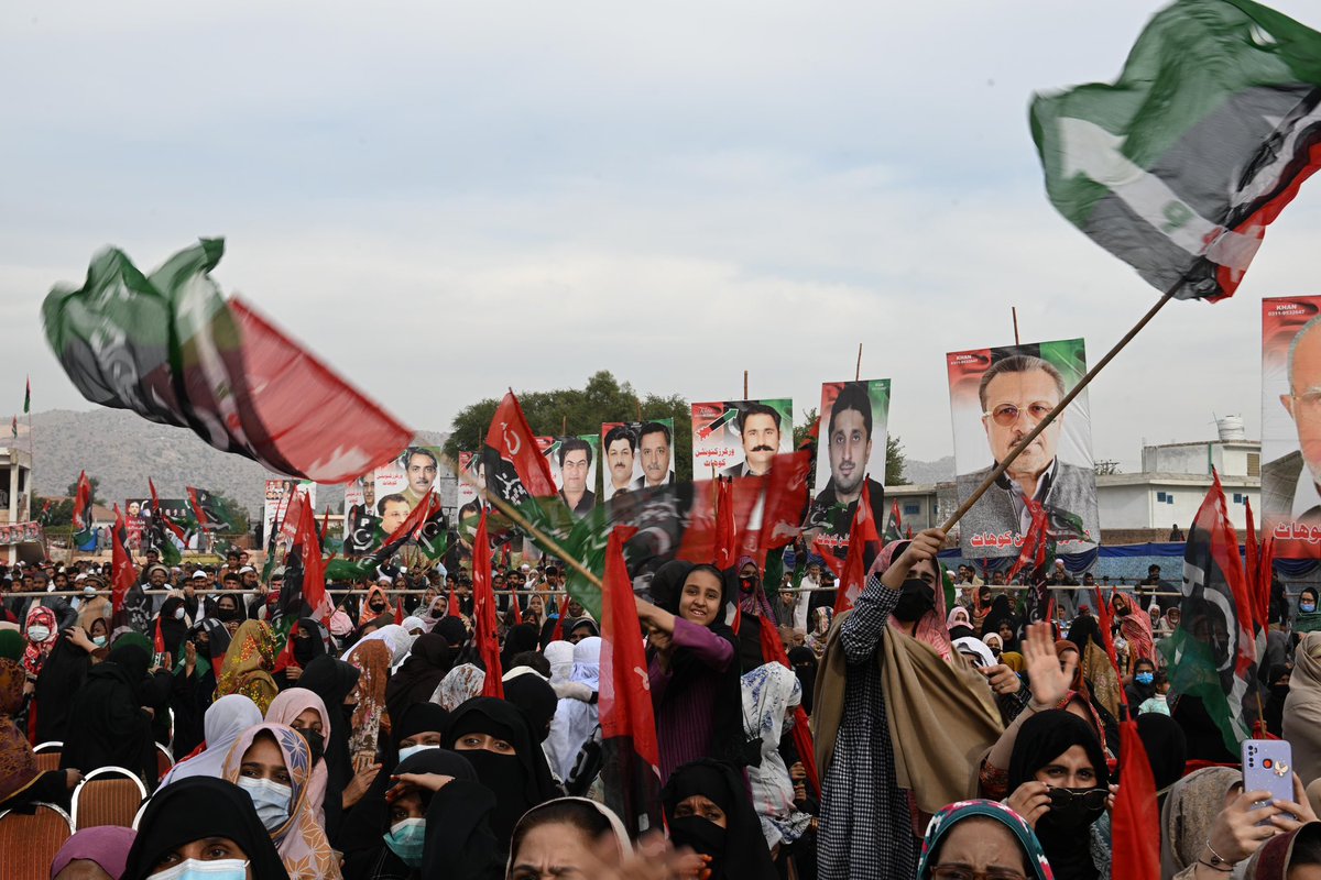 MediaCellPPP's tweet photo. کوہاٹ ورکرز کنونشن میں عوام نے اتنی بڑی تعداد میں شرکت کرکے آج واضح پیغام بھیج دیا ہے کہ آنے والا وقت پاکستان پیپلز پارٹی کا ہے، انشاء ﷲ پاکستان پیپلز پارٹی آئندہ انتخابات میں کامیابی کے بعد عوامی راج قائم کرے گی اور اٹھارویں آئینی ترمیم پر عملدرآمد کرکے صوبوں کو ان کے وسائل کا مالک بنائے گی۔

@BBhuttoZardari 
#BBZinKohat
