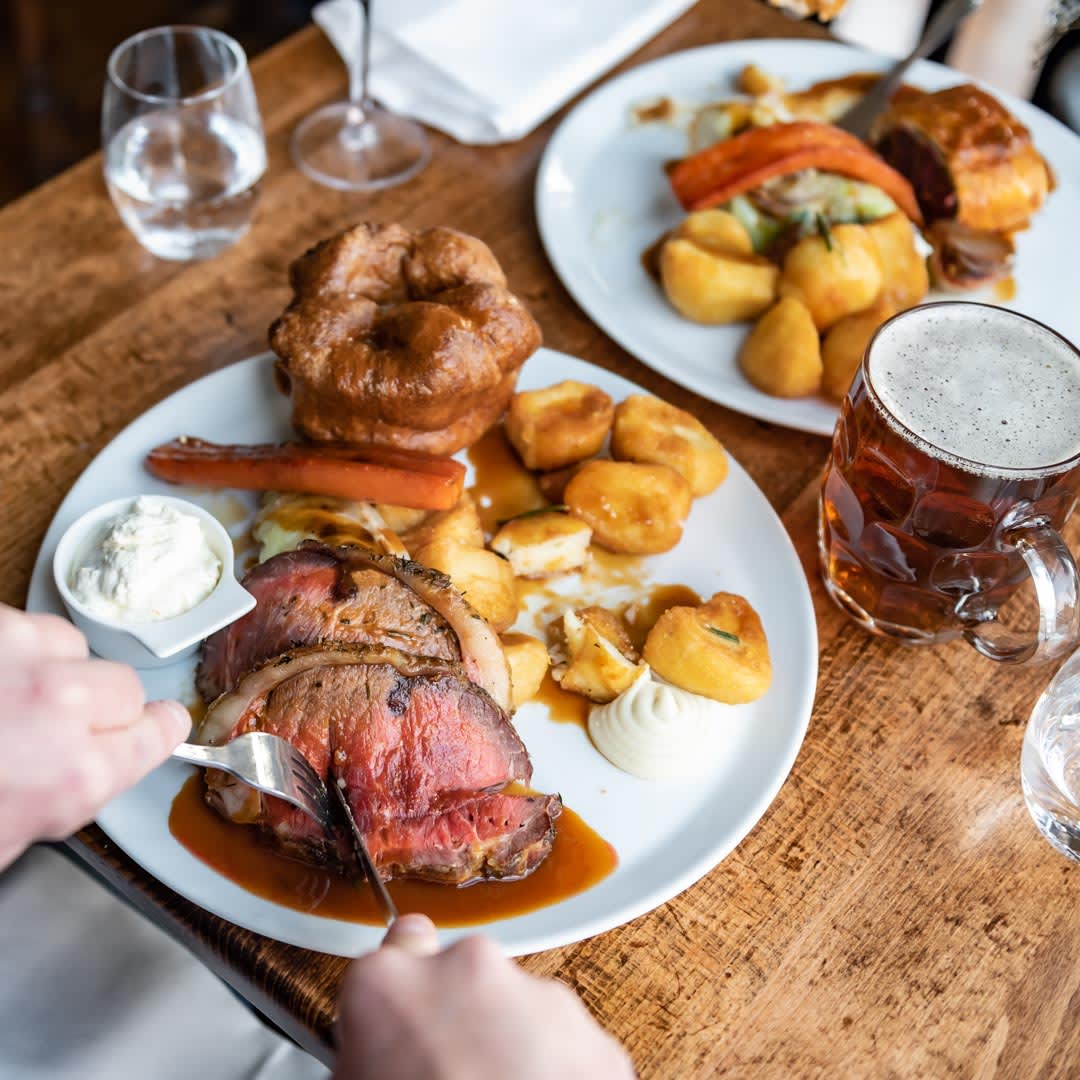 Have you got a table booked with us today? Then you're in for a great Sunday lunch treat! Delicious meats and veggie options being served all day!

Don't forget to book your table in advance as we get very busy 😋

#hareandbillet #blackheath #gastropub #foodie #sundaylunch