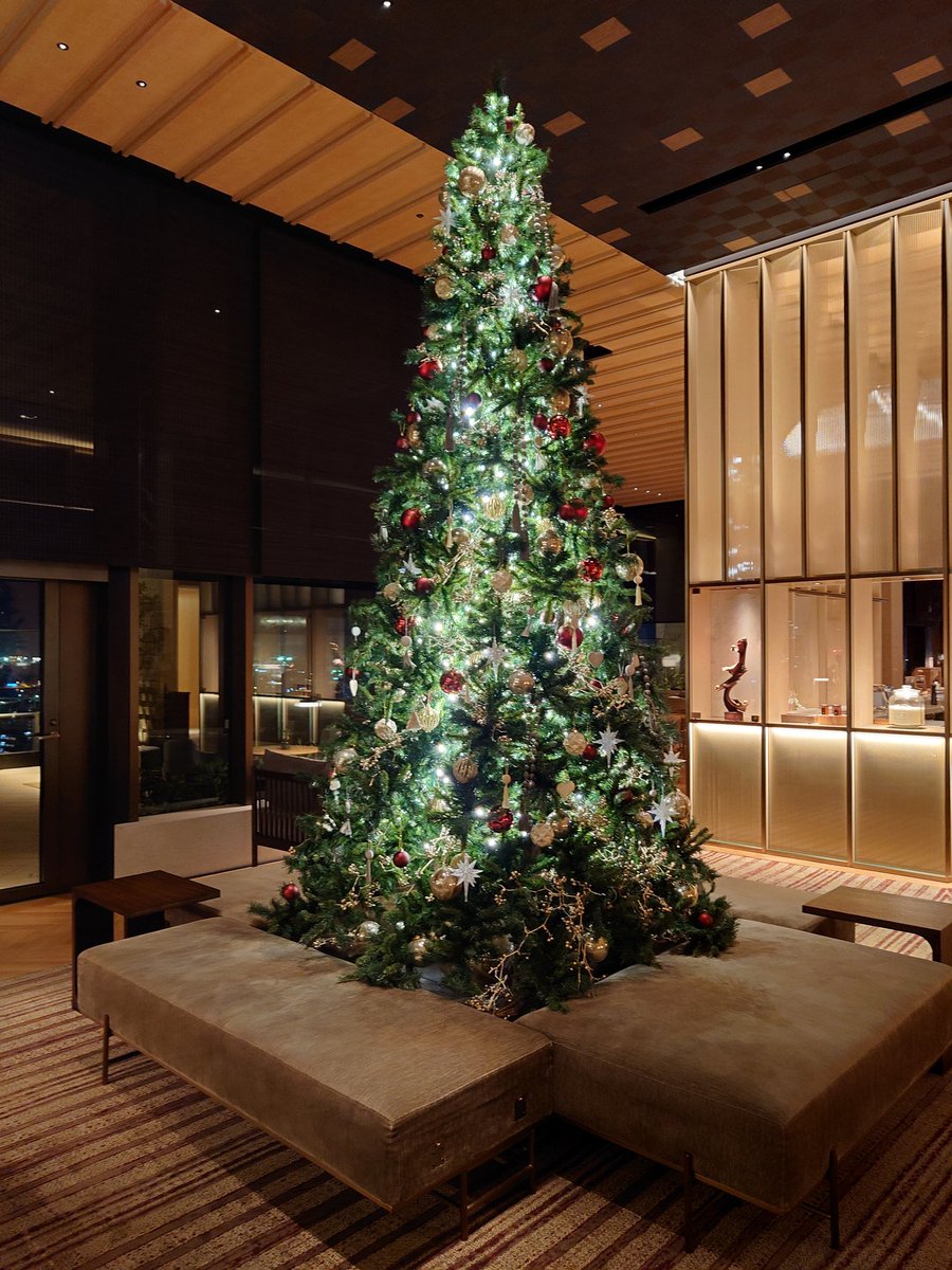 ka_na_ex's tweet photo. リッ��福岡再訪
クラブラウンジのアフタヌーンティーもクリスマス仕様🎄
お部屋の最中もクリスマスカラーの箱にラムレーズンとジンジャーブレッド味🎅
なんだかんだ私は気に入ってます https://t.co/avyq1ETkHk