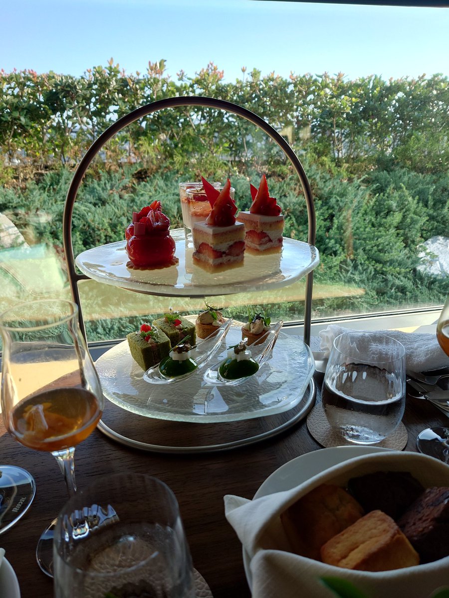 ka_na_ex's tweet photo. リッ��福岡再訪
クラブラウンジのアフタヌーンティーもクリスマス仕様🎄
お部屋の最中もクリスマスカラーの箱にラムレーズンとジンジャーブレッド味🎅
なんだかんだ私は気に入ってます https://t.co/avyq1ETkHk