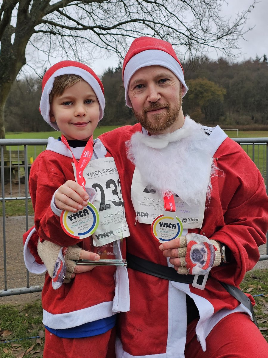 YMCAEastSurrey's tweet photo. Rain? What rain?
We didn't notice - we were too busy having fun!!! 🎅🎅🎅🧑🏻🎄🧑🏻🎄🎅🎅🤶
#YMCASantaRun
@ian_burks @ymca_challenge https://t.co/g77a0x4YO4