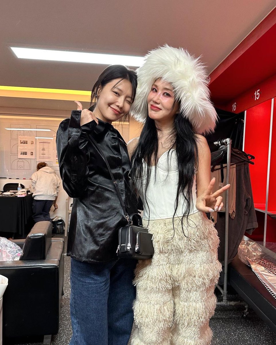 sooyoungnews's tweet photo. [100223] Sooyoung at Uhm Junghwa’s Concert ‘Invitation’ Day 2 with Lee Eunji

https://t.co/3oiVrABdSF

#SOOYOUNG #최수영 https://t.co/kIdFudhevZ