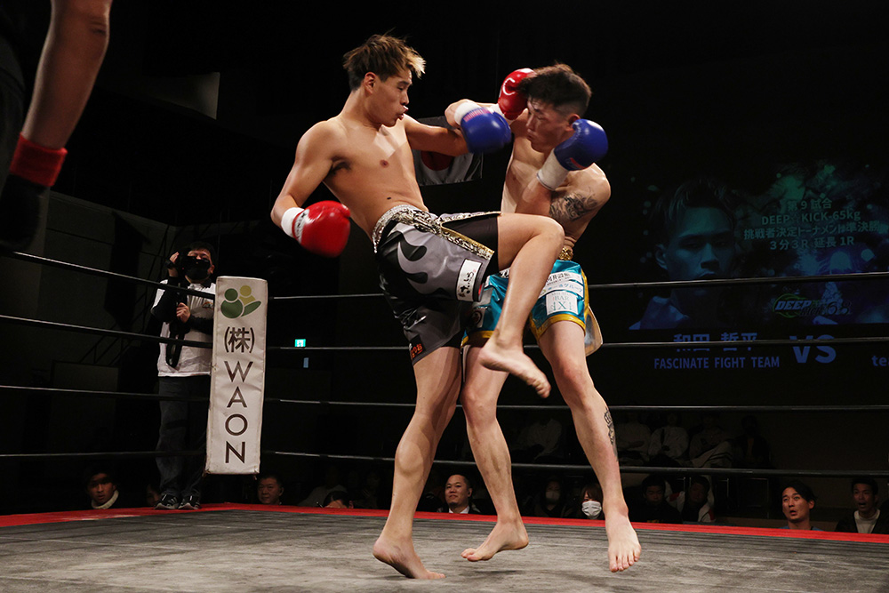 fightersspirits's tweet photo. 第9試合 DEEP☆KICK-65kg挑戦者決定トーナメント準決勝 3分3R 延長1R
〇和田哲平(FFT)
×絢太(teamMISAKI)
#キックボクシング #キックボクシング大会 #DEEPKICK68 #DEEP_KICK68 #DEEP_KICK_68 #DEEPKICK #DEEP_KICK #ディープキック68 #ディープキック_68 #ディープキック https://t.co/J83nEjwAAR