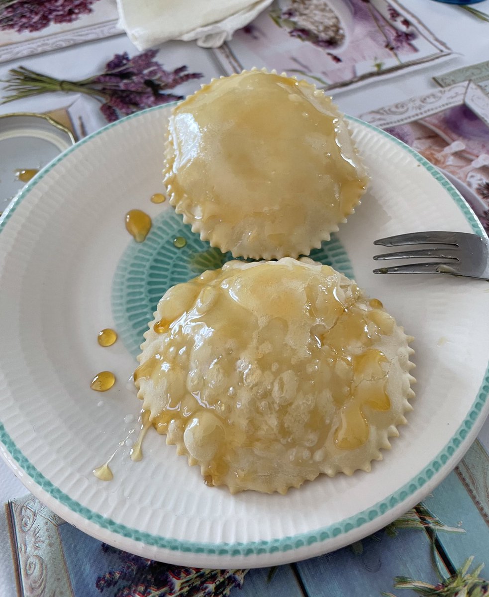 Azorahai86's tweet photo. Chiusura pranzo 😌 #seadas #sebadas https://t.co/oPL8w407Nb