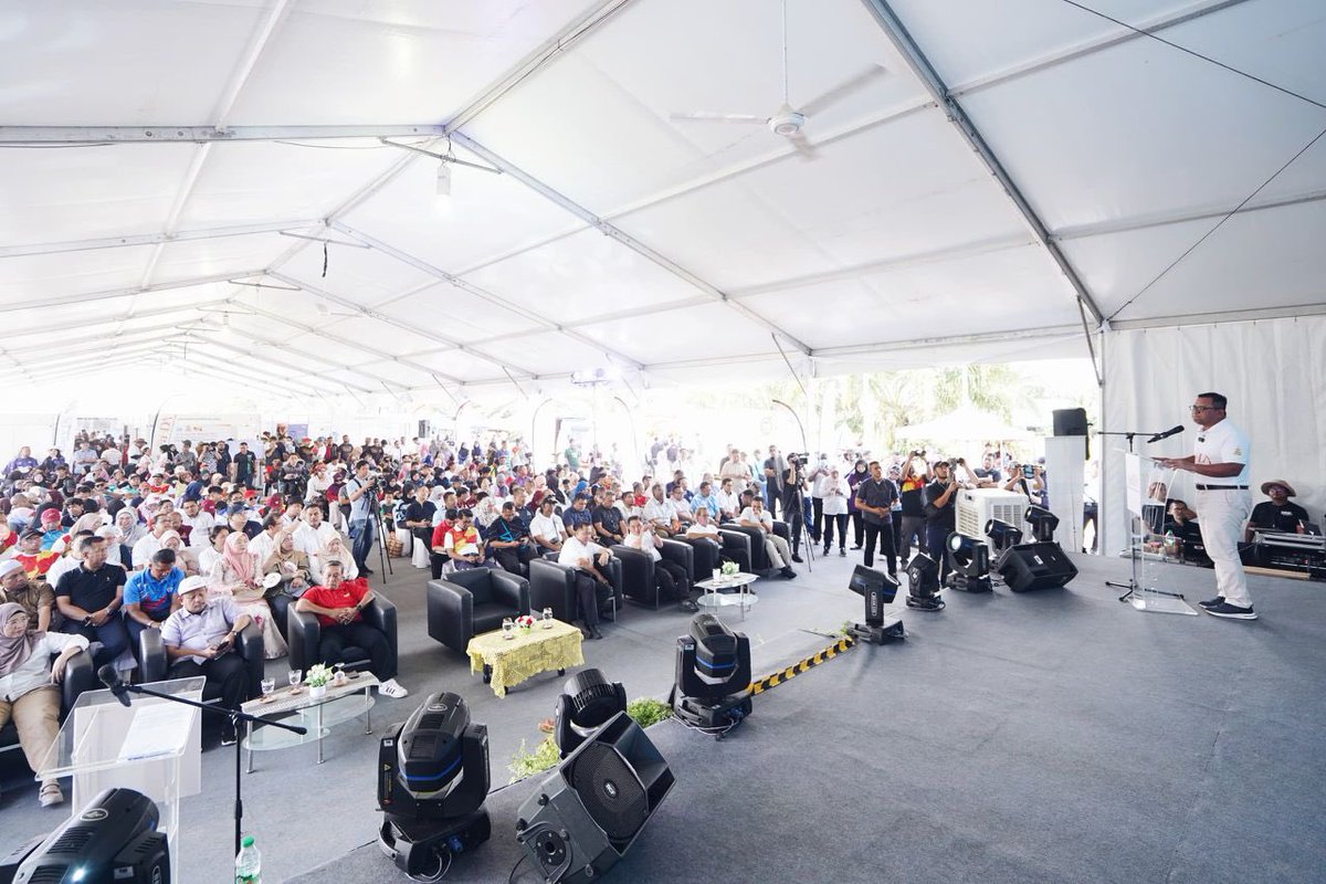 AmirudinShari's tweet photo. Alhamdulillah pada hari ini saya telah menyempurnakan perasmian Karnival Ban Canal yang merupakan penganjuran kali kedua di Parit 14, Simpang Lima bertujuan memperkenal ban canal sebagai destinasi ekopelancongan dan akan dijadikan acara tahunan. 

Program tiga hari ini yang bermula Jumaat lalu adalah sebahagian daripada inisiatif Kerajaan Negeri untuk mempromosikan Pembangunan Kawasan Sabak Bernam (SABDA) kepada komuniti dan penduduk. Kehadiran lebih 10,000 pengunjung sepanjang tiga hari ini memperlihatkan penyertaan pemimpin dan masyarakat setempat dalam aktiviti-aktiviti menarik yang disediakan penganjur.

Insya-Allah, melalui pembangunan SABDA, usaha untuk menarik pelaburan besar bagi memacu ekonomi baharu akan digandakan, dan ia akan turut mendalami aktiviti bagi membina kehidupan masyarakat di sini.

#KitaSelangor