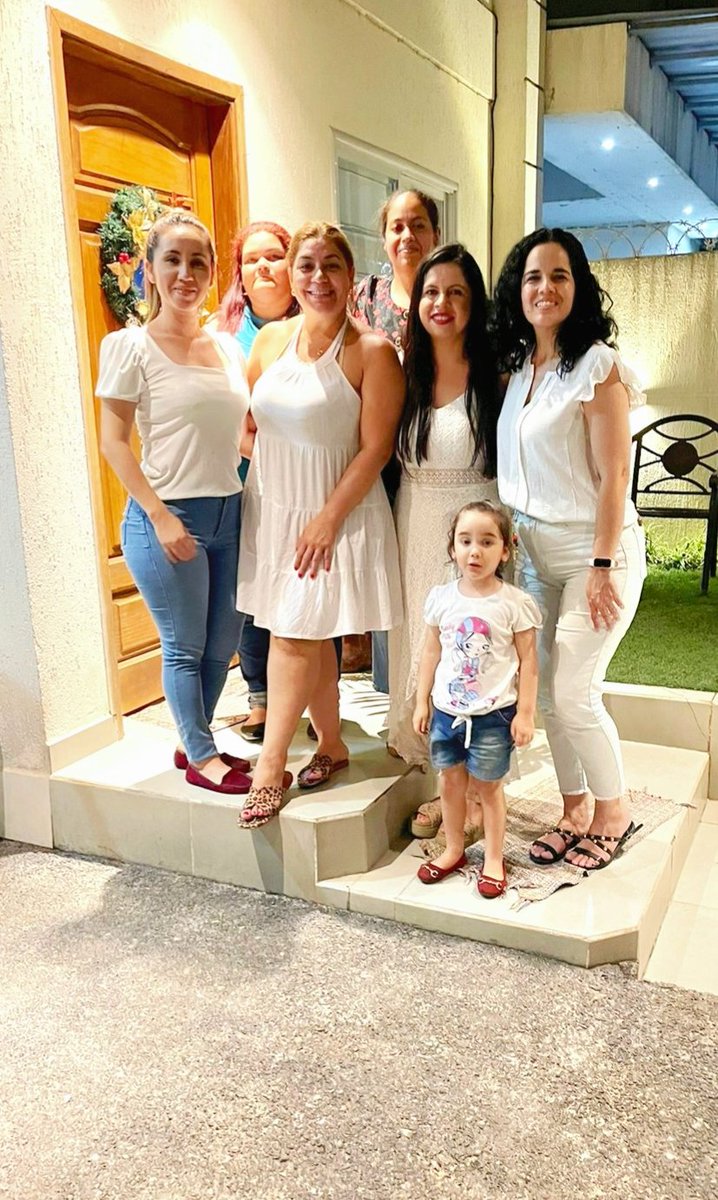 AlailaSanabria's tweet photo. Cenita de fin de año con la #TribunaVirtual💓⚽ 

La mejor anfitriona @OndinaCantero 😍👏👏

@Elisa762   @Gisse_py  @SueliMeden1 https://t.co/UqsK9MKqAL