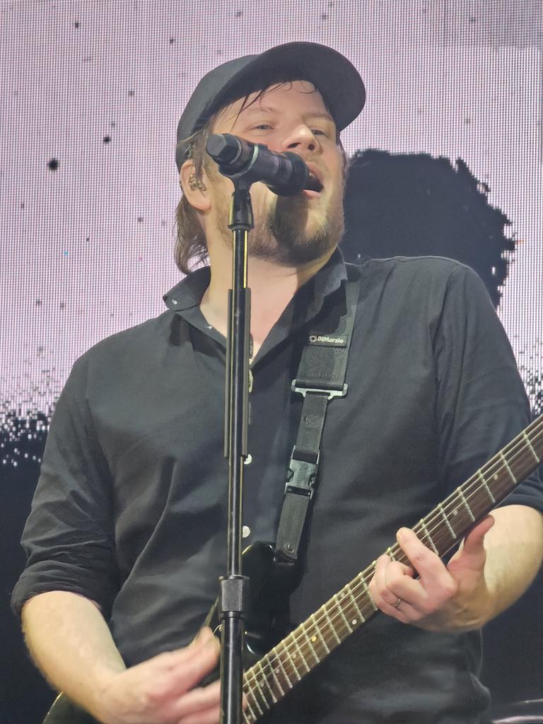 ReyreyButt's tweet photo. I saw Fall Out Boy live while I was in Bangkok on Dec. 6 @ the Thunder Dome 🥺🥺🥺🥺🥺🥺🥺🥺🥺🥺 (and I shook Pete Wentz's hand!!! 😭) #Somuchfortourdust #falloutboyinbangkok https://t.co/mHuMfPRAzd
