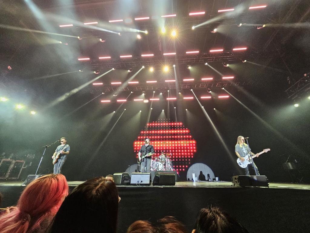 ReyreyButt's tweet photo. I saw Fall Out Boy live while I was in Bangkok on Dec. 6 @ the Thunder Dome 🥺🥺🥺🥺🥺🥺🥺🥺🥺🥺 (and I shook Pete Wentz's hand!!! 😭) #Somuchfortourdust #falloutboyinbangkok https://t.co/mHuMfPRAzd