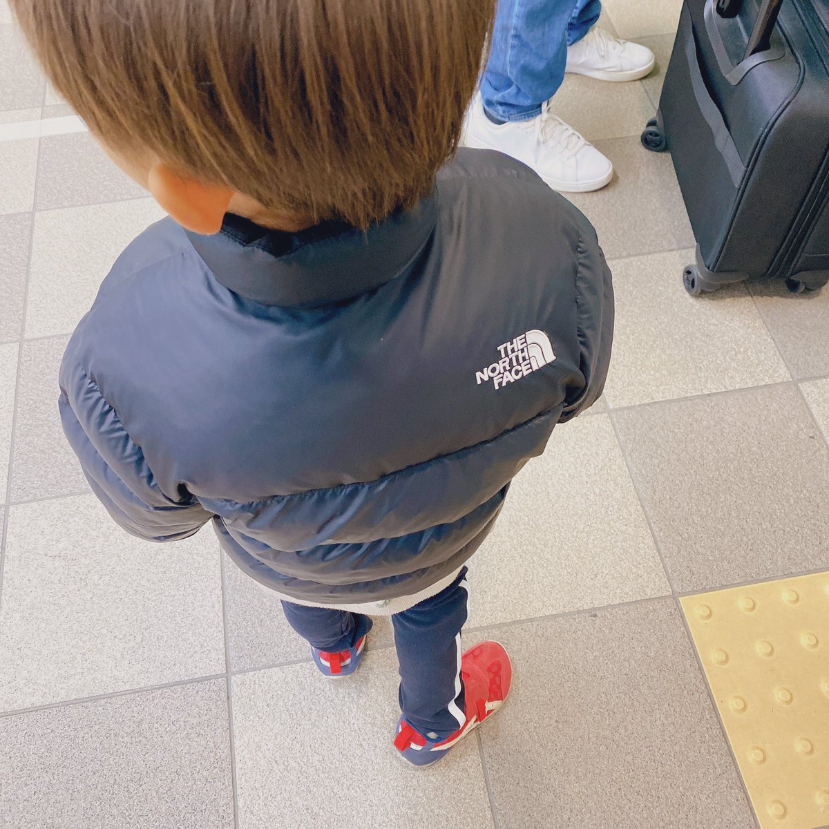 moyon__'s tweet photo. 新幹線見送って家に着くと息子が
「パパもうずっと帰って来ない？
何週間？5週間？？ずーっと！？」
もう何度も説明してるけど、いざ居なくなったら泣くのかなと思っていたら
玄関開けながら振り向いて
「ママ、2人でたくさんおもしろいことしようね♡」ﾆﾔ https://t.co/DmFiCKF79g