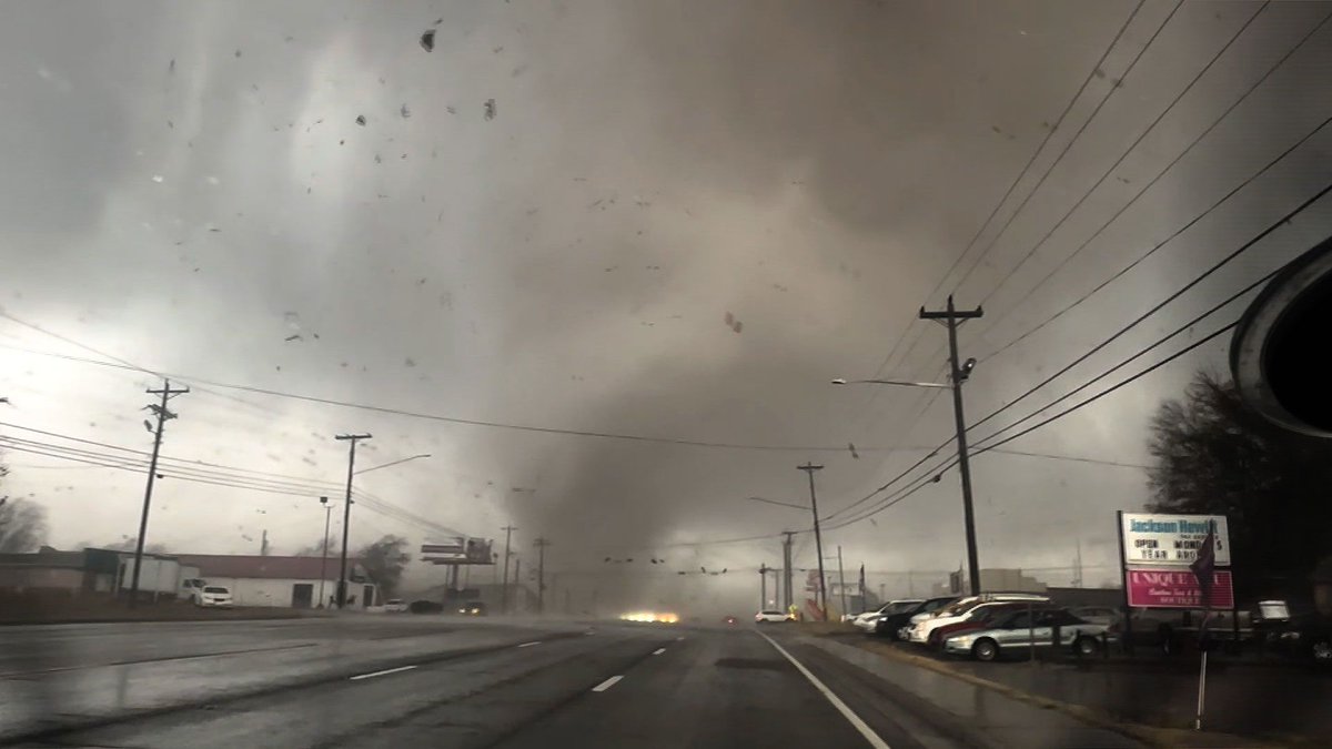 kalmantibs's tweet photo. Praying for all those affected by the two dozen tornadoes that spread death and destruction through numerous Southern and Midwest states 🇺🇸. 

"Early reports indicate the storms were historic events in several states including Tennessee and Kentucky."

🙏🏼💔🕊️ https://t.co/H1MgxVzPY6
