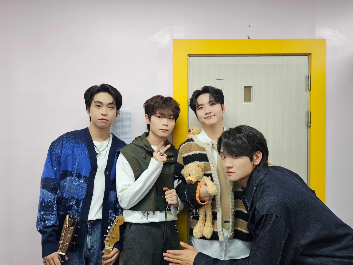 [#LUCY] 춘베리아 특급열차 완료✔️

춘베리아 특급열차에 탑승하신 왈왈이 여러분!
모두 즐거운 시간 보내셨나요?

춘천에서 함께한 LUCY와의 겨울밤 잊지 말아요❄️

#루시 #신예찬 #최상엽 #조원상 #신광일