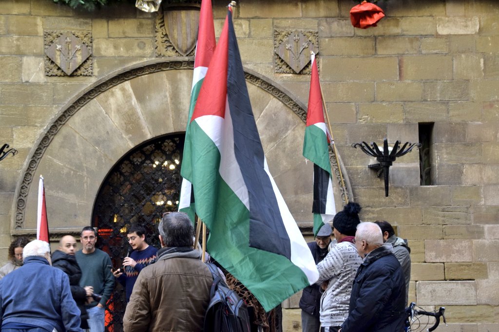 ✌🏾🇵🇸  Avui nova concentració a Lleida en solidaritat amb #PalestinaLliure!

Trenquem tota relació de complicitat amb Israel, els Països Catalans amb Palestina!

Des del riu fins al mar Palestina vencerà!✊🏼