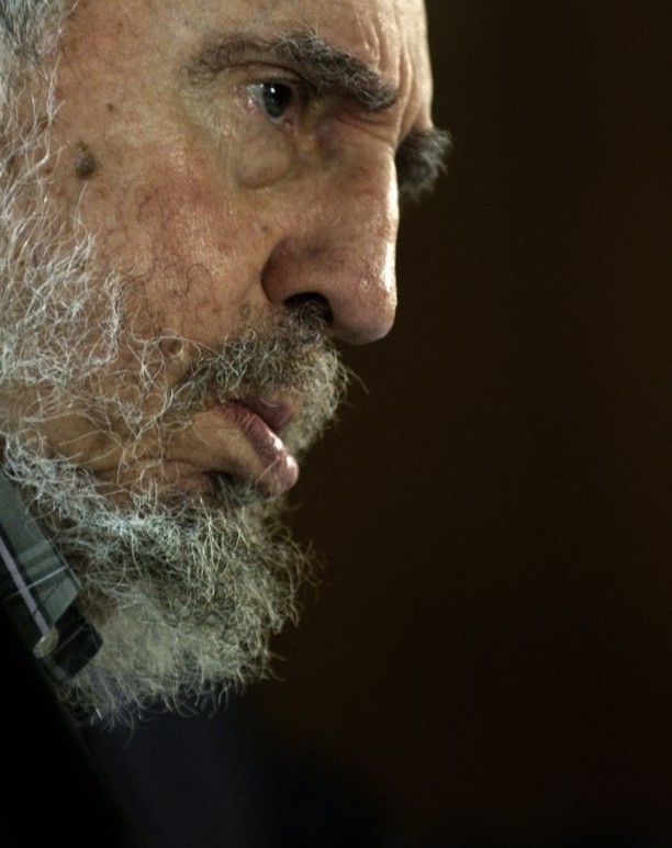 CentralEjercito's tweet photo. #Fidel: "(...) el primer derecho humano es el derecho a pensar, el derecho a creer, el derecho a vivir, el derecho a saber, el derecho a conocer la dignidad, el derecho a ser tratado como los demás seres humanos...el derecho a la dignidad como hombre".
#CubanosConDerecho https://t.co/VGT9iPMGzi