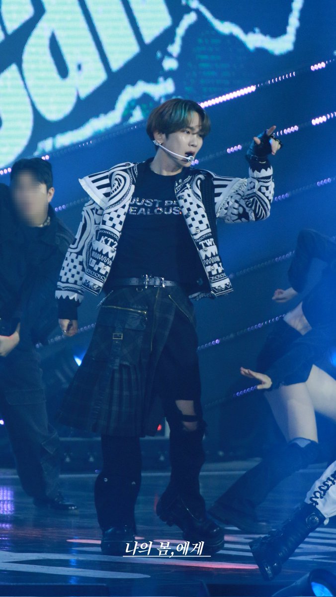 my_keybom's tweet photo. 231210 케이링크 콘서트
본업모먼트❤️
#키 #기범 #key #SHINee #샤이니 https://t.co/Ggy9zVDR2l