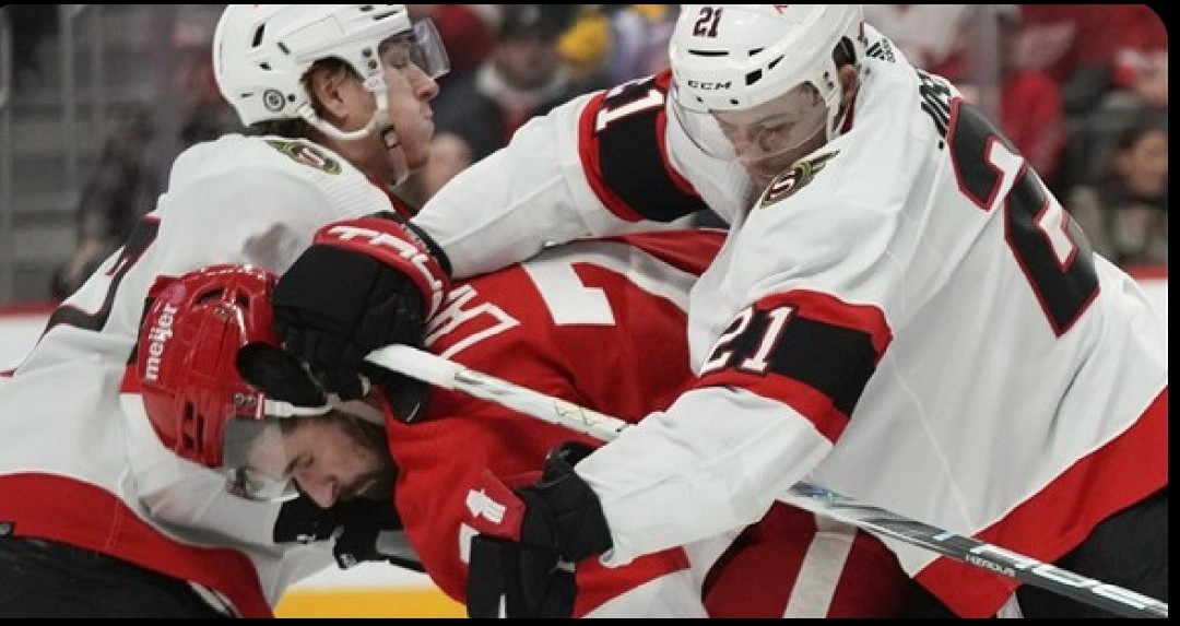 lindylou266's tweet photo. This shot telks a tale, doesn't it? Larks is already unconscious here, BECAUSE HE TOOK A STICK TO THE BACK OF HIS HEAD WITH ENOUGH FORCE TO STRIKE HIM UNDER HIS HELMET.
Look, what Perron did was WRONG. But it was only a matter of time before someone on this team saw red. (1/2) https://t.co/fC2EIx5rIx