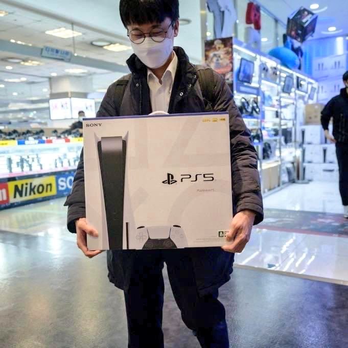 joeboyking93's tweet photo. Keluhan dari member aku yang kerja dekat SONY..

" Banyak gila stok Ps5 yang tak terjual sebab tak laku dowhhh "

Lagi2 nak keluar model dan design baru.. Stock yg sedia ada kena clear.. Dulu harga dekat 4k, sekarang 1k lebih je dah boleh dapat.. Lebih 65 % harga Ps5 junam kaw2.. https://t.co/Cw9RQfhw2R