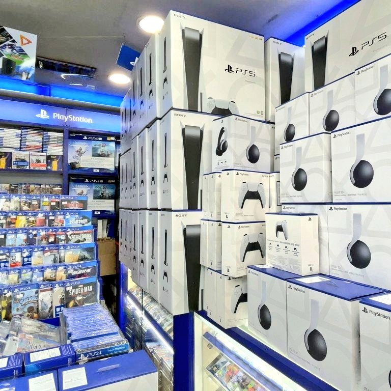 joeboyking93's tweet photo. Keluhan dari member aku yang kerja dekat SONY..

" Banyak gila stok Ps5 yang tak terjual sebab tak laku dowhhh "

Lagi2 nak keluar model dan design baru.. Stock yg sedia ada kena clear.. Dulu harga dekat 4k, sekarang 1k lebih je dah boleh dapat.. Lebih 65 % harga Ps5 junam kaw2.. https://t.co/Cw9RQfhw2R