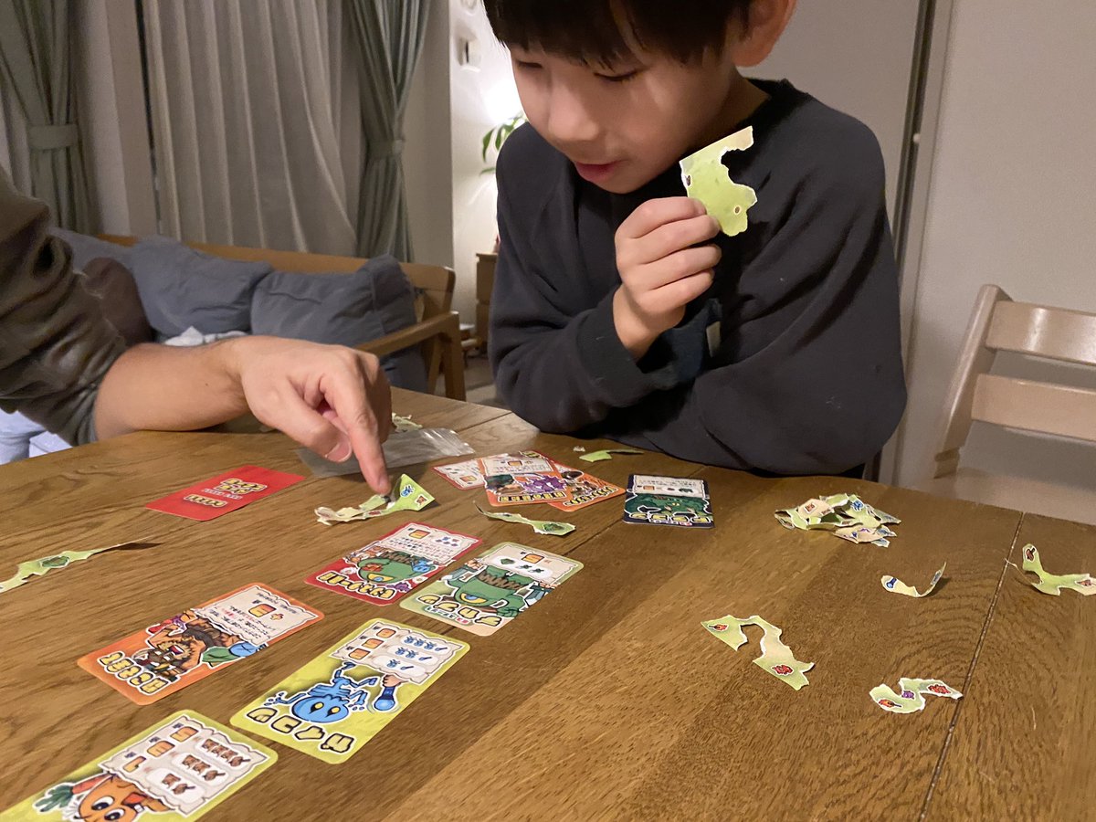 BREMEN_Games's tweet photo. 『ヤブロークエスト』
お題に沿ったモンスター👾✖️武器🛠️の絵柄になるよう、絵をムキムキ破る新感覚ボードゲーム！！こどもも大人も真剣にムキムキ！集中してムキムキする時間が楽しすぎます。たくさん遊びたいから、今日もう1セット購入しましたw 
#ヤブロークエスト　#ブレーメンのおすすめボドゲ https://t.co/mngd2VKSpZ