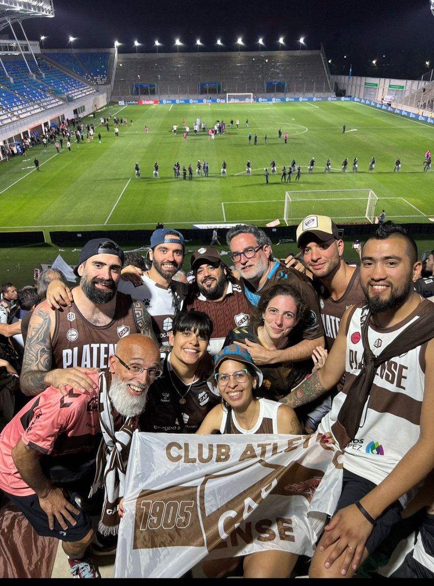 daniel122916's tweet photo. Gracias por hacerme sentir uno más,gracias a los que me crucé y pudimos darnos un abrazo,gracias por entender que es todos juntos 
Vamos Platense carajo!!!!!!
Y como decimos hace rato,nos merecemos bellos momentos!! https://t.co/RKsnpcKaGg