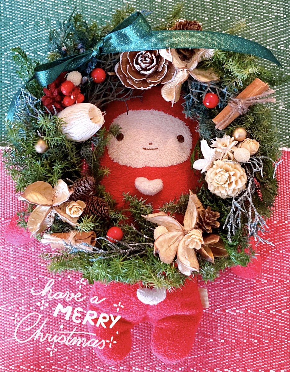 soyonLove's tweet photo. 🎄- ̗̀🎁 ̖́-クリスマスリースゲット- ̗̀🎁 ̖́-🎄

サンタさんが、ひと足早くクリスマスリースをくれたよ🎅🛷

プリザーブドフラワーの小さなリース💐*·̩͙𓈒𓂂𓏸

 可愛い物好きなハートニコラのソヨンがめちゃ気に入って、いっしょにパシャリ！📷✨

 #フモフモさん  #ぬいどり  #クリスマスリース https://t.co/BD91S3zW8Q
