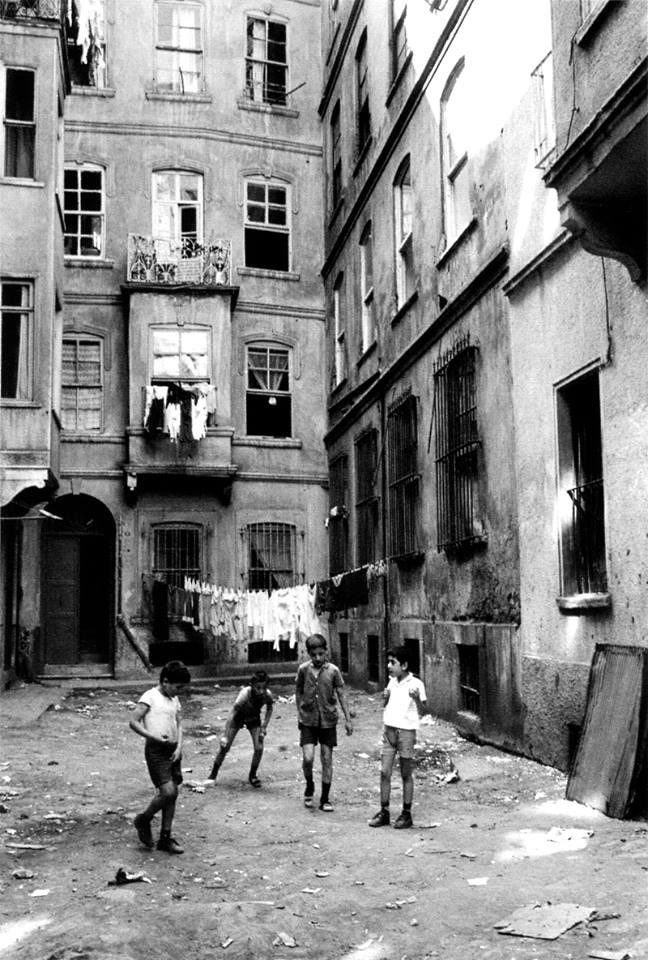 on sekiz yaşımı özledim, dedi kadın.

neden? diye sordu adam.

bir şey yoktu aslında ama “olacak sanıyordum”, işte o yüzden, dedi kadın.

sustular.
.