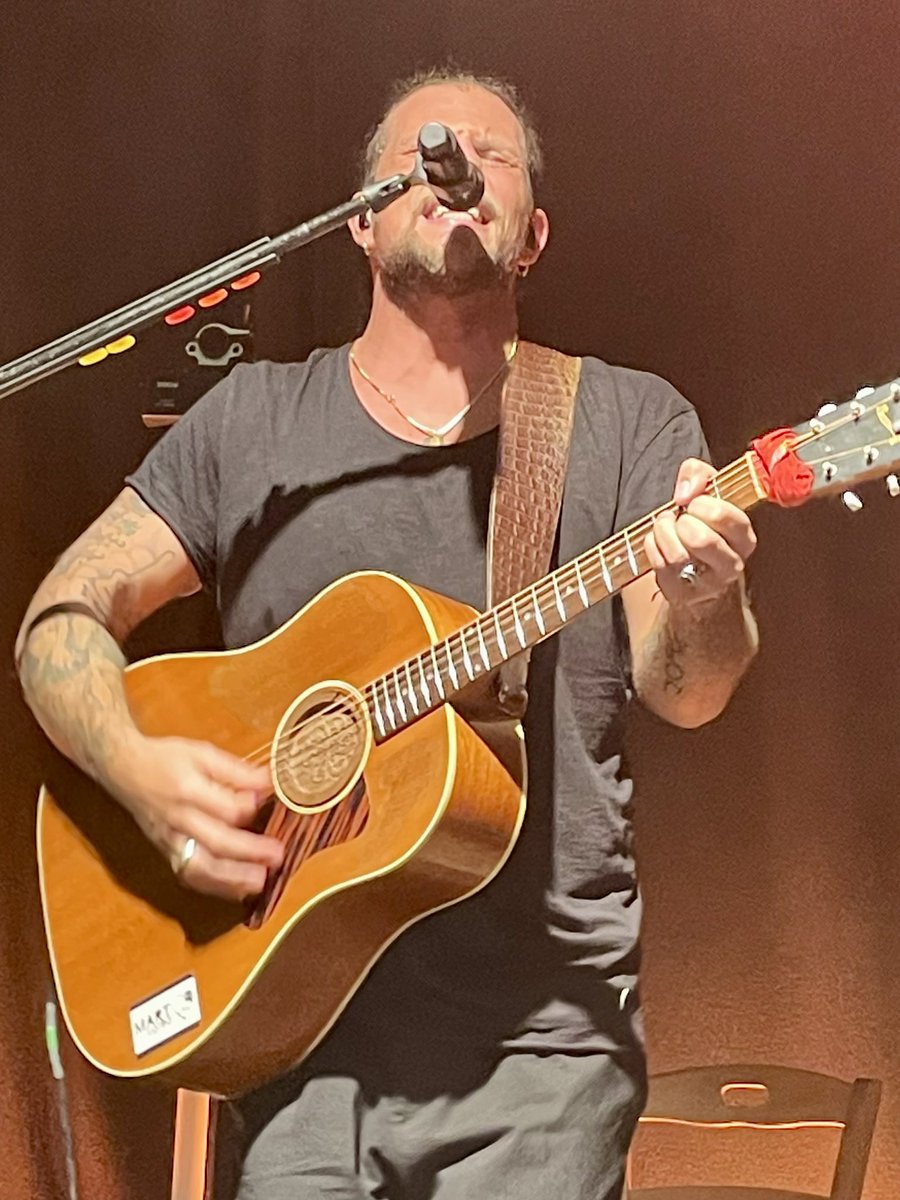 massymiao's tweet photo. Fantastico Enrico Nigiotti ieri sera live a Milano!!! Emozionante e bravissimo ❤️ grande Nigio! Team Nigiotti sempre presente 😎 https://t.co/H2elHkFyPO